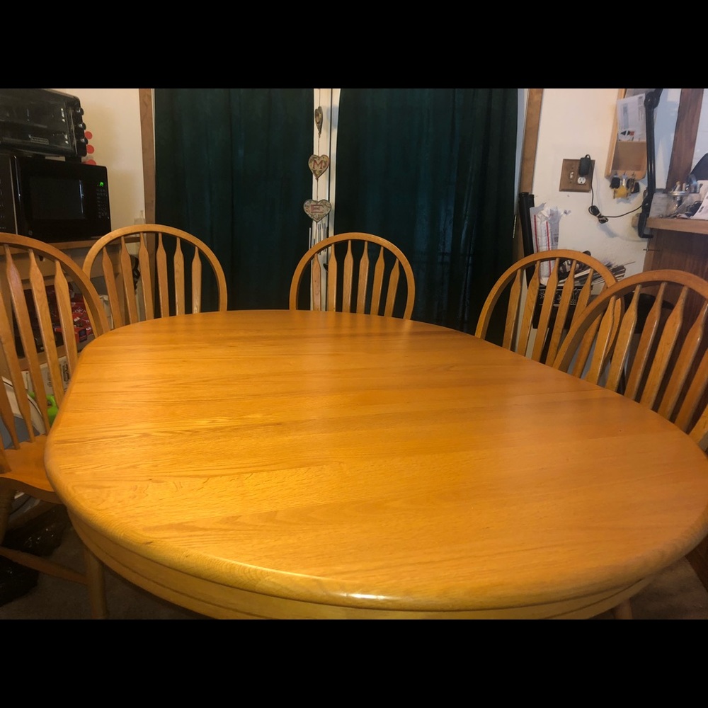 Beautiful Set: Oak Dinning Table 6 chairs, matching cabinet Excellent Condition